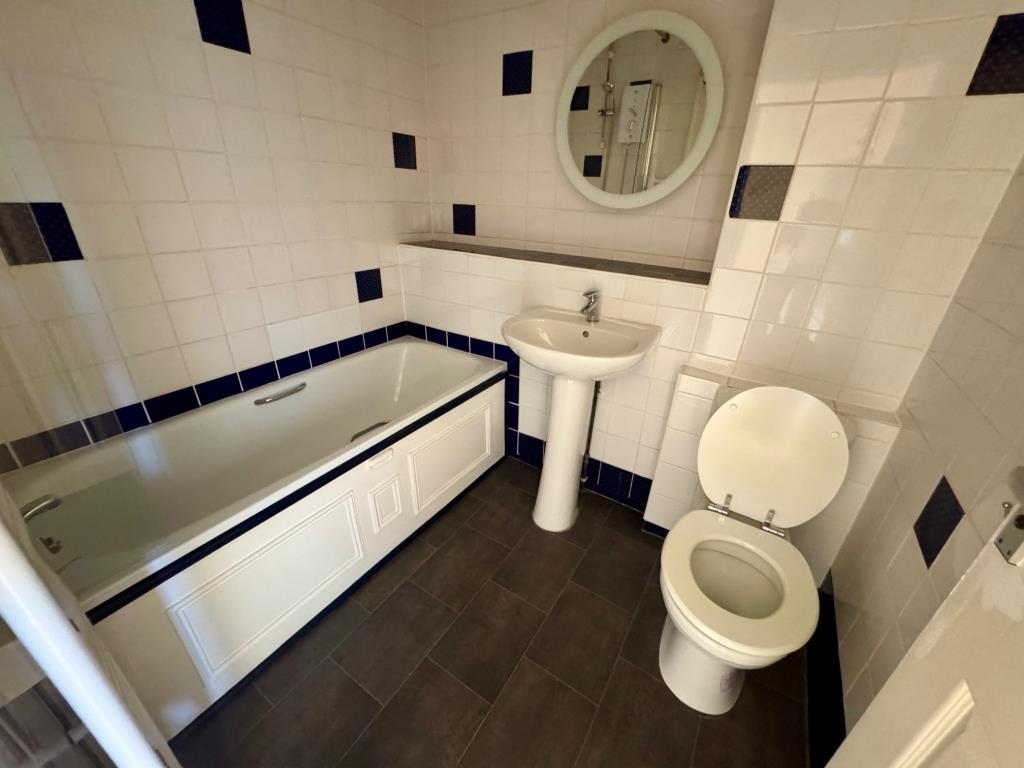 Lot: 113 - TWO-BEDROOM MAISONETTE FOR REDECORATION WITH GARAGE EN-BLOC - Bathroom